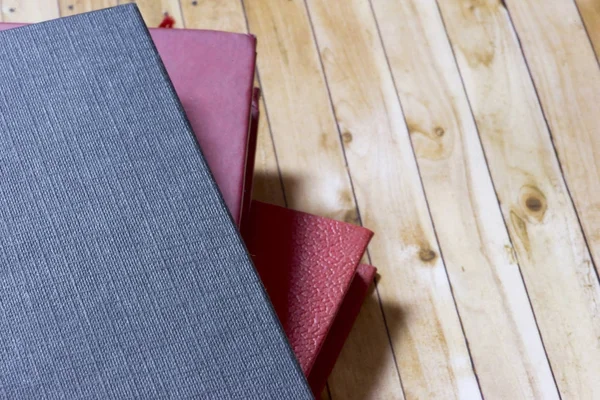 Verschillende boeken op de top van een houten — Stockfoto