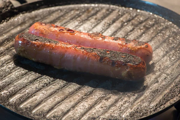 İki iyi sosis hazır yemek pişirilir.