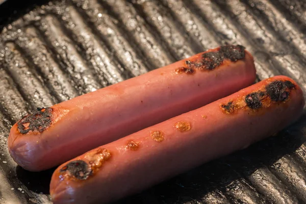 Dos buenas salchichas cocinadas listas para comer — Foto de Stock