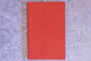 Bir kırmızı kitap