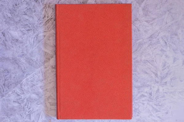 Um livro vermelho — Fotografia de Stock