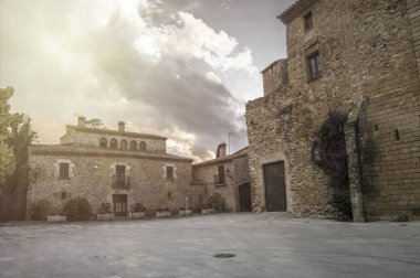 Peratallada meydanda