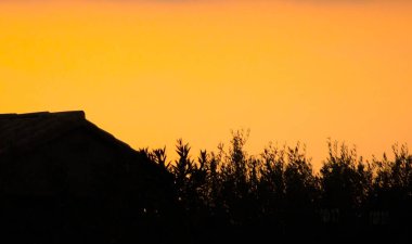 Kırmızı ve sarı renkler bir bulutlu gün batımı dolu