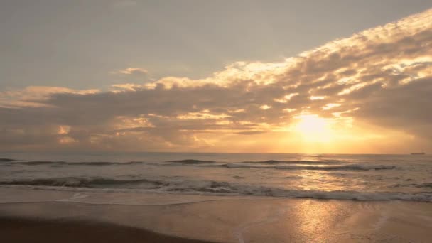 A costa de Benicasim ao nascer do sol — Vídeo de Stock