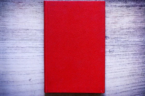 En bok med locket på en röd färg — Stockfoto