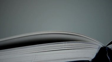 Birkaç ders kitapları ile beyaz sayfaları açıldı