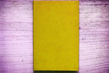 Bir kırmızı kapaklı bir kitap