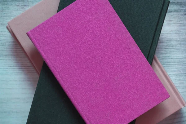 Um livro com a tampa de uma cor vermelha — Fotografia de Stock