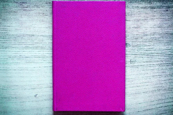 Un libro con tapa de color rojo — Foto de Stock