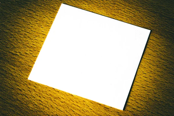 Eine weiße Karte auf einem Holztisch — Stockfoto