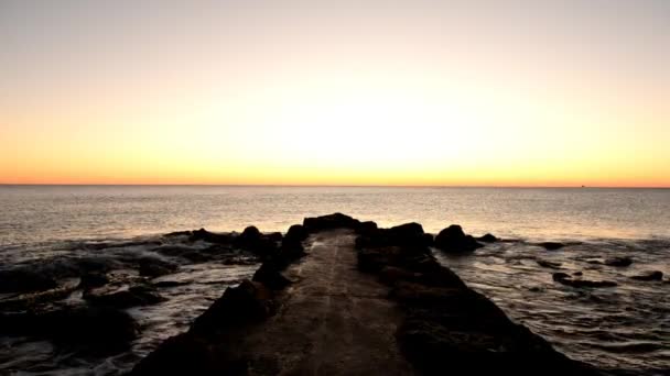 La costa de Benicasim al amanecer, Castellón — Vídeo de stock