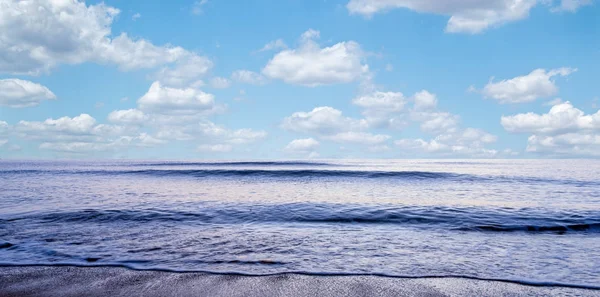 Strand an einem blauen Tag voller Wolken — Stockfoto