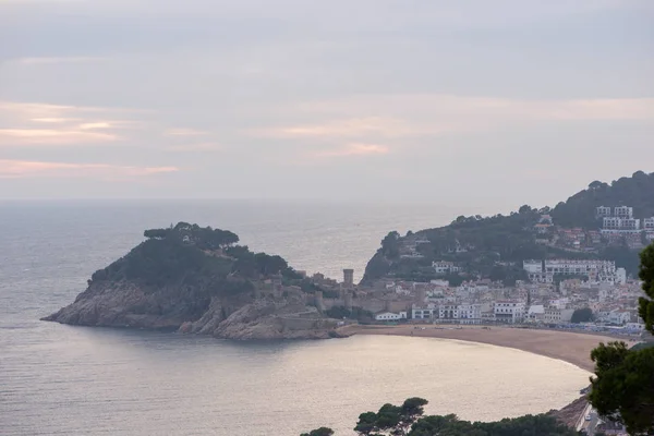 Salida del sol en el pueblo de Tossa de Mar, Costa brava — Foto de Stock