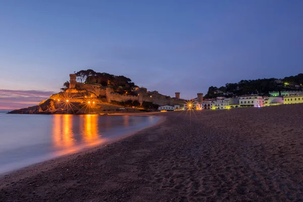 Salida del sol en el pueblo de Tossa de Mar, Costa brava — Foto de Stock