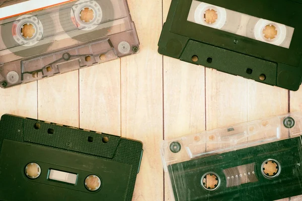 Cintas de cassette antiguas con fondo de madera —  Fotos de Stock
