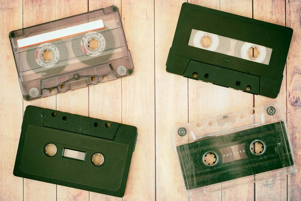 Eski kasetlerden bir ahşap arka plan ile — Stok fotoğraf