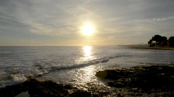 Spokojne Morze Bardzo Zachmurzony Zachód Słońca — Wideo stockowe