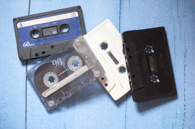 Eski kasetlerden bir ahşap arka plan ile