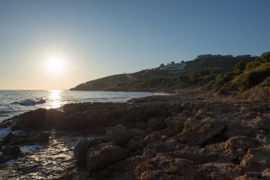 Çok Bulutlu bir gün batımı sakin denizde