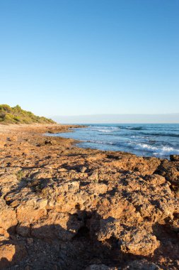 Çok Bulutlu bir gün batımı sakin denizde