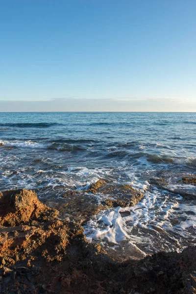 Çok Bulutlu bir gün batımı sakin denizde