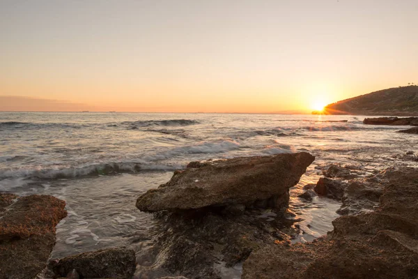 El mar en calma en un atardecer muy nublado — Foto de Stock