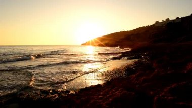 Çok Bulutlu bir gün batımı sakin denizde