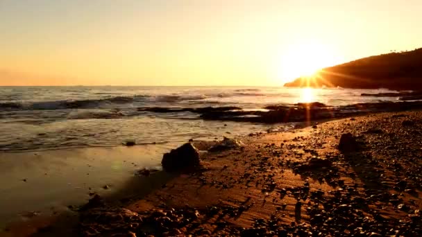 Çok Bulutlu Bir Gün Batımı Sakin Denizde — Stok video