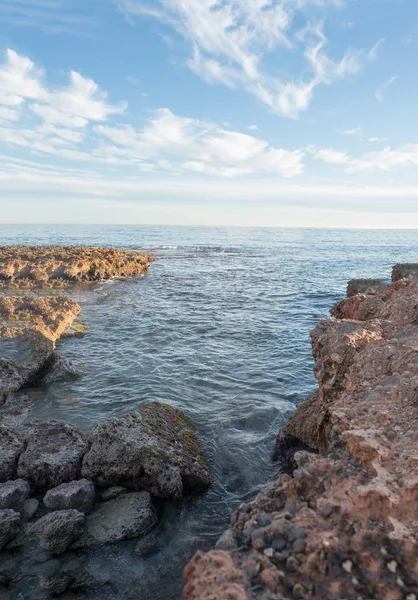 Çok Bulutlu bir gün batımı sakin denizde