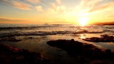 Çok Bulutlu bir gün batımı sakin denizde