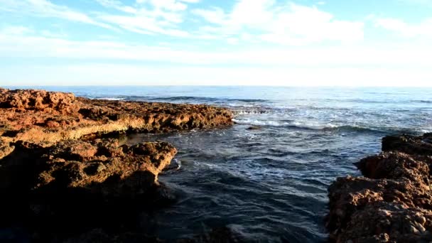 Kalme Zee Een Zeer Bewolkte Zonsondergang — Stockvideo