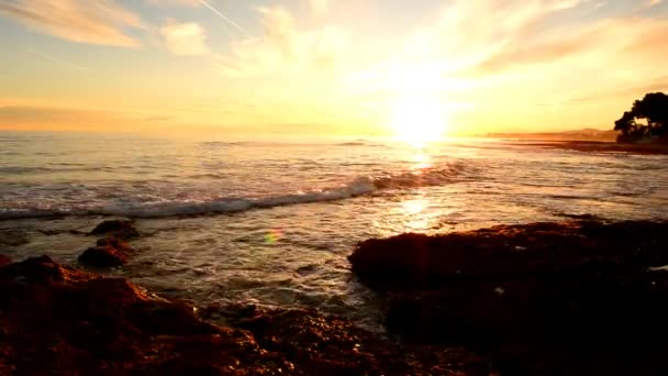 Mer Calme Dans Coucher Soleil Très Nuageux — Video