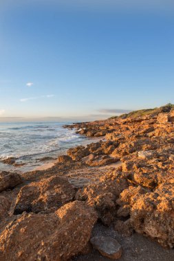 Çok Bulutlu bir gün batımı sakin denizde