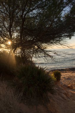 Çok Bulutlu bir gün batımı sakin denizde