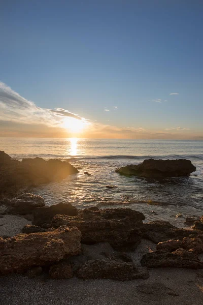 非常に曇り日没の穏やかな海 — ストック写真