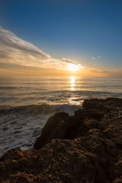 非常に曇り日没の穏やかな海 — ストック写真