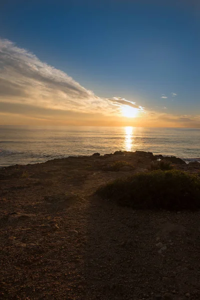 Il mare calmo in un tramonto molto nuvoloso — Foto Stock