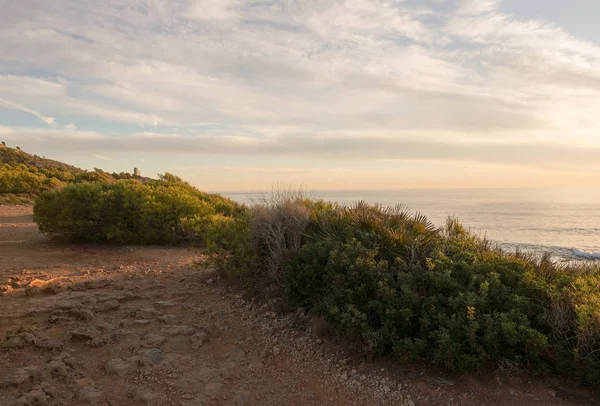 Il mare calmo in un tramonto molto nuvoloso — Foto Stock