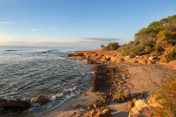 El mar en calma en un atardecer muy nublado — Foto de Stock