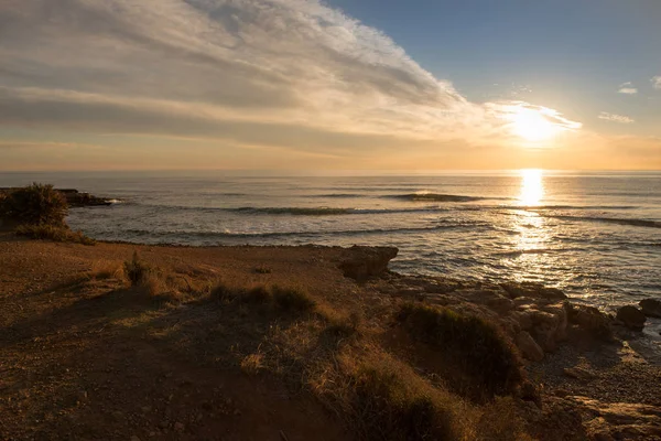 Il mare calmo in un tramonto molto nuvoloso — Foto Stock