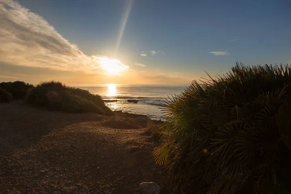 Il mare calmo in un tramonto molto nuvoloso — Foto Stock