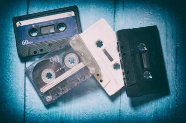 Eski kasetlerden bir ahşap arka plan ile