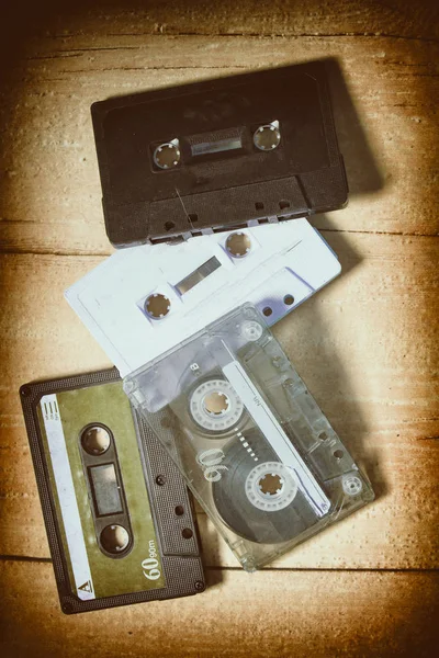Старые кассеты с деревянным фоном — стоковое фото