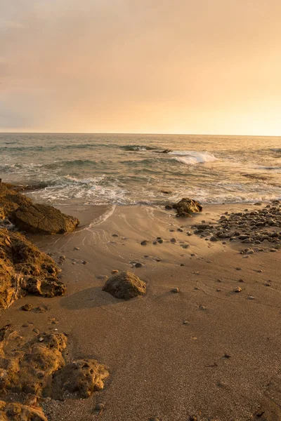 La mer calme dans un coucher de soleil très nuageux — Photo