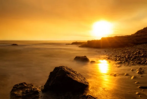 Det lugna havet i en mycket grumlig solnedgång — Stockfoto