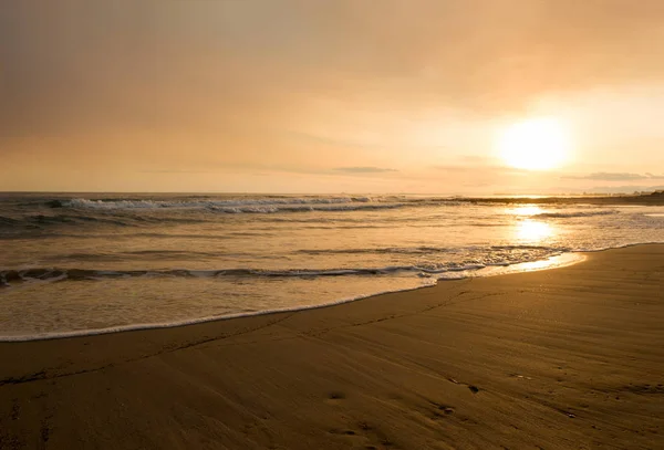 La mer calme dans un coucher de soleil très nuageux — Photo