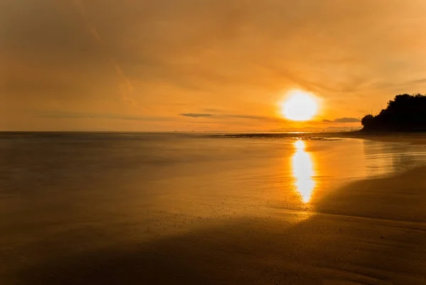 O mar calmo em um pôr do sol muito nublado — Fotografia de Stock