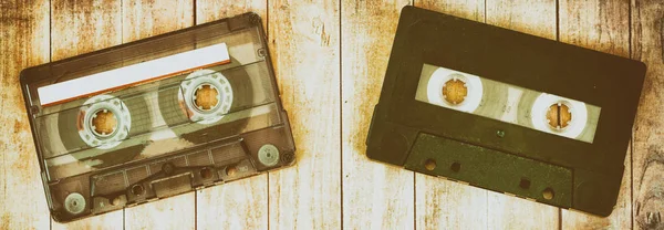 Stare kasety magnetofonowe drewniane tła — Zdjęcie stockowe