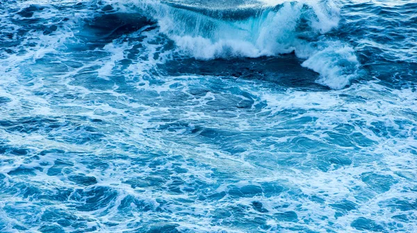 Wellen des Meeres in einem Wellengang entlang der Küste — Stockfoto
