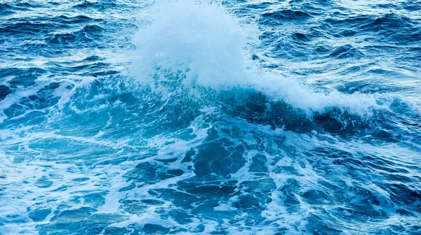 Wellen des Meeres in einem Wellengang entlang der Küste — Stockfoto